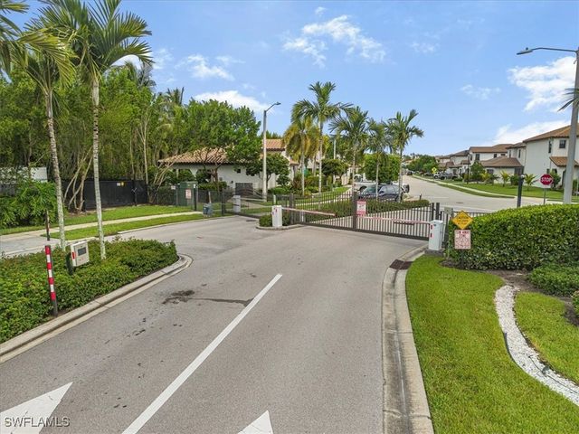 8805 Madrid CIR, Naples, FL 34104