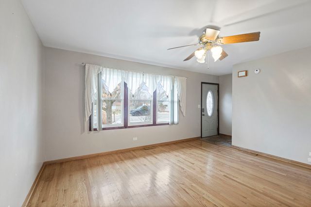 933 Ridge Avenue, Mundelein, IL 60060