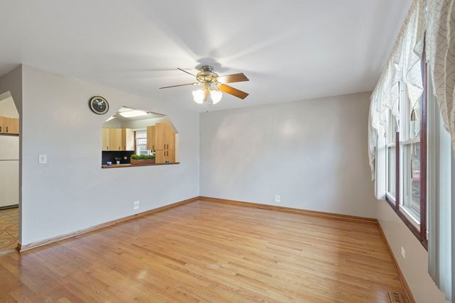 933 Ridge Avenue, Mundelein, IL 60060