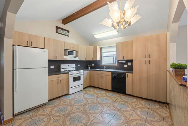 933 Ridge Avenue, Mundelein, IL 60060