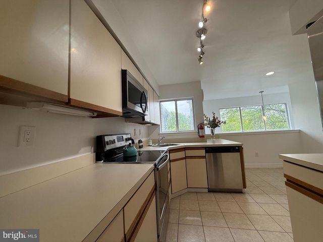 828 CHANTICLEER DR, Cherry Hill, NJ 08003