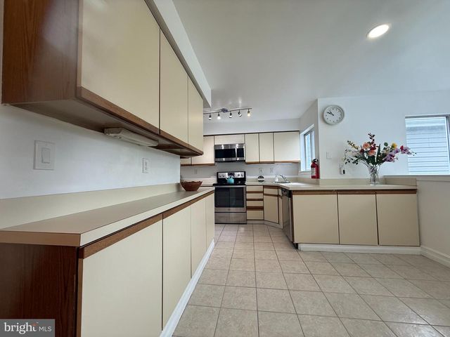 828 CHANTICLEER DR, Cherry Hill, NJ 08003