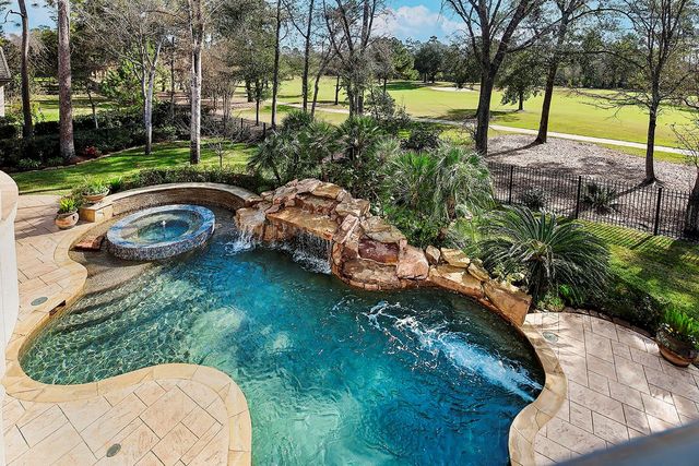 19 Hepplewhite Way, The Woodlands, TX 77382
