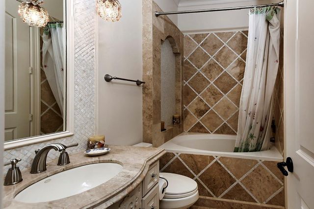 19 Hepplewhite Way, The Woodlands, TX 77382
