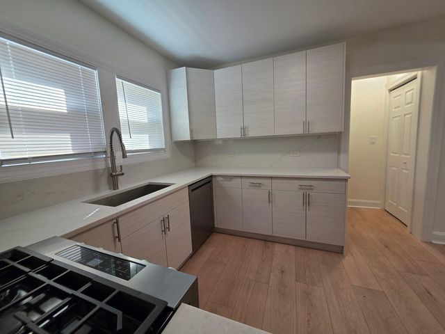 418 Hull Court, Waukegan, IL 60085