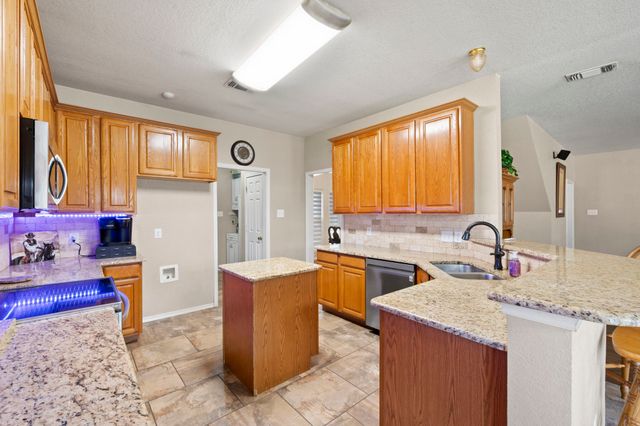 6402 Creekbend Court, Arlington, TX 76001