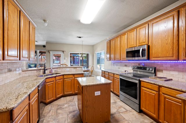 6402 Creekbend Court, Arlington, TX 76001