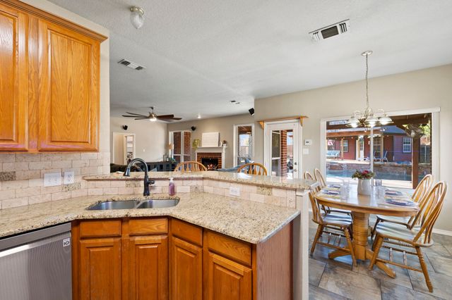 6402 Creekbend Court, Arlington, TX 76001