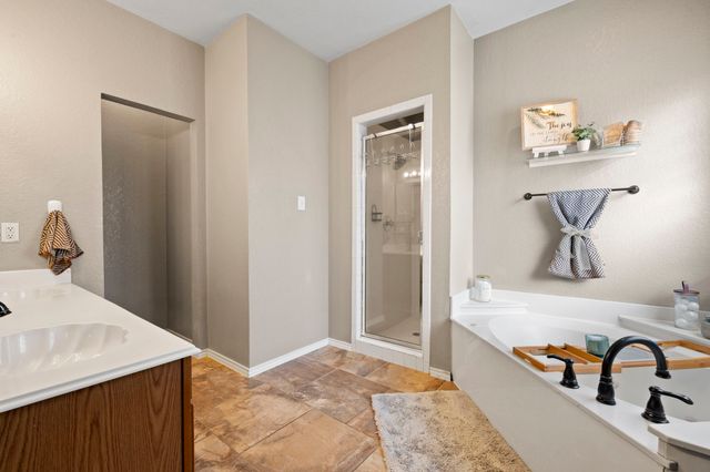 6402 Creekbend Court, Arlington, TX 76001