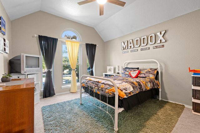 6402 Creekbend Court, Arlington, TX 76001