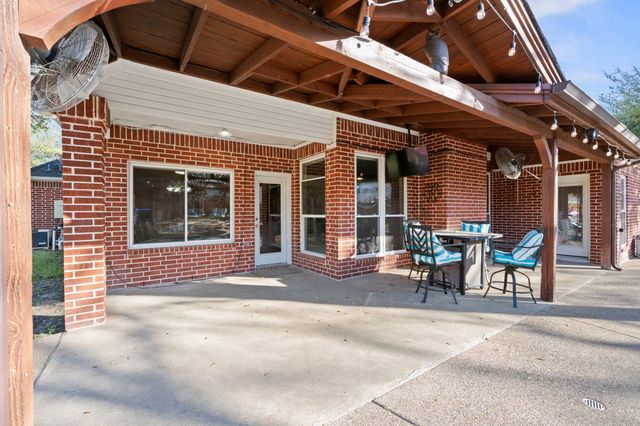 6402 Creekbend Court, Arlington, TX 76001