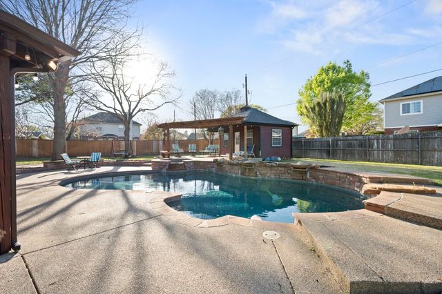 6402 Creekbend Court, Arlington, TX 76001