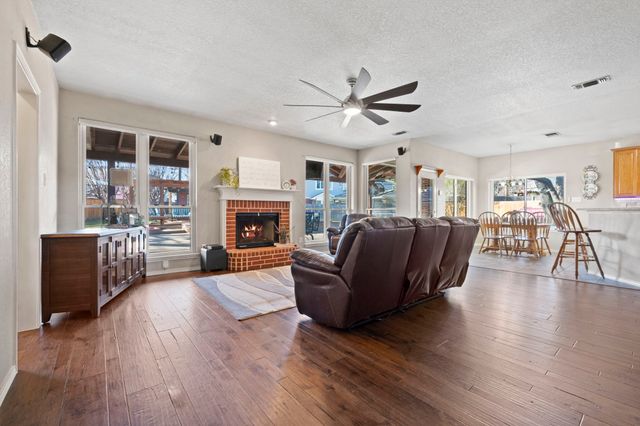 6402 Creekbend Court, Arlington, TX 76001