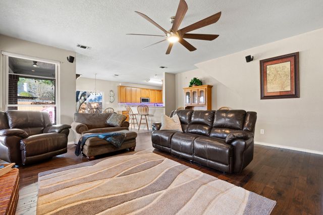 6402 Creekbend Court, Arlington, TX 76001