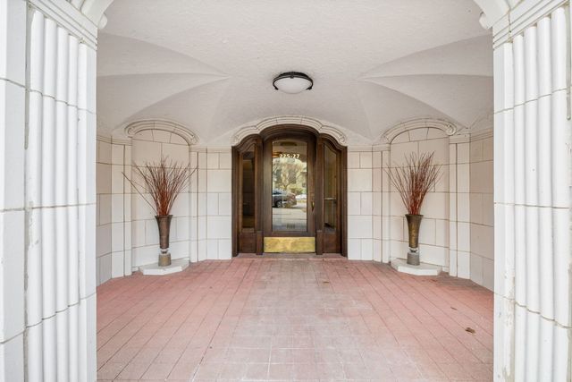 227 N Grove Avenue 3, Oak Park, IL 60302