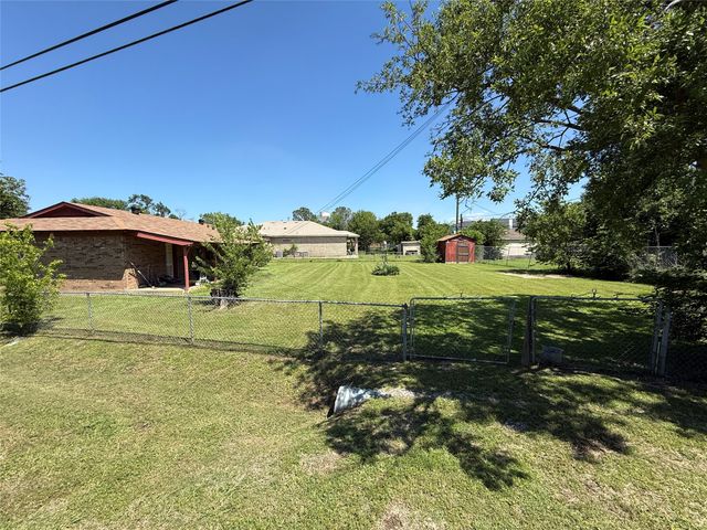 300 Linda Street, Roanoke, TX 76262