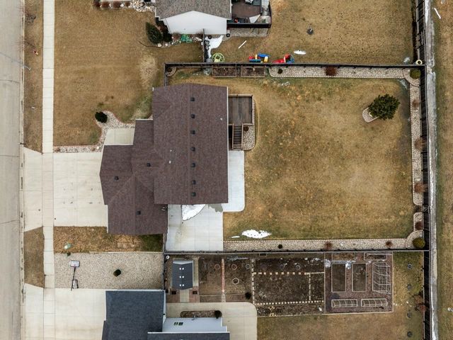 2704 Heritage Dr, Minot, ND 58703