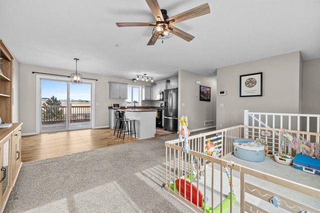 2704 Heritage Dr, Minot, ND 58703