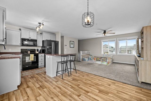 2704 Heritage Dr, Minot, ND 58703