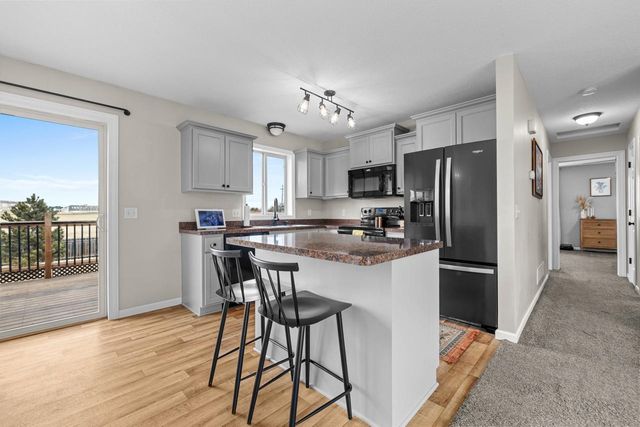 2704 Heritage Dr, Minot, ND 58703