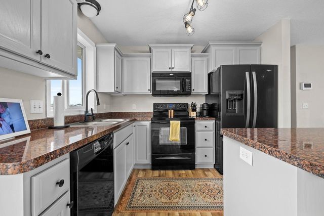 2704 Heritage Dr, Minot, ND 58703