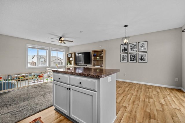 2704 Heritage Dr, Minot, ND 58703