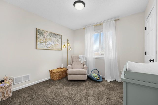 2704 Heritage Dr, Minot, ND 58703