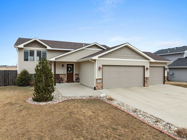 2704 Heritage Dr, Minot, ND 58703