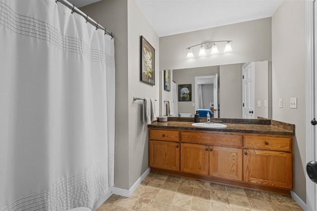 2704 Heritage Dr, Minot, ND 58703