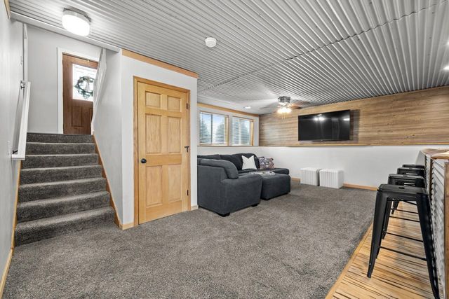 2704 Heritage Dr, Minot, ND 58703