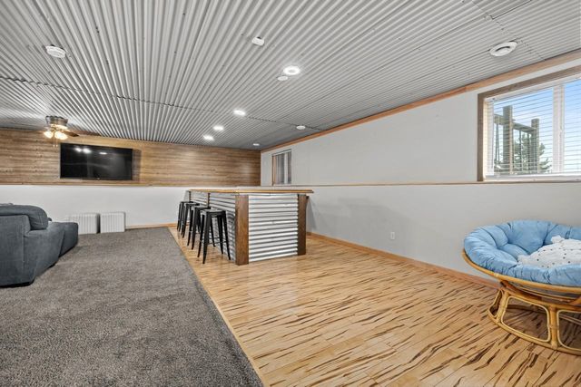 2704 Heritage Dr, Minot, ND 58703