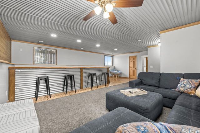 2704 Heritage Dr, Minot, ND 58703