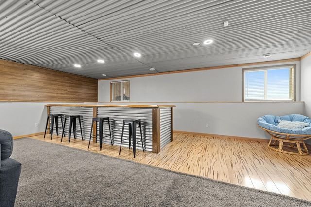 2704 Heritage Dr, Minot, ND 58703