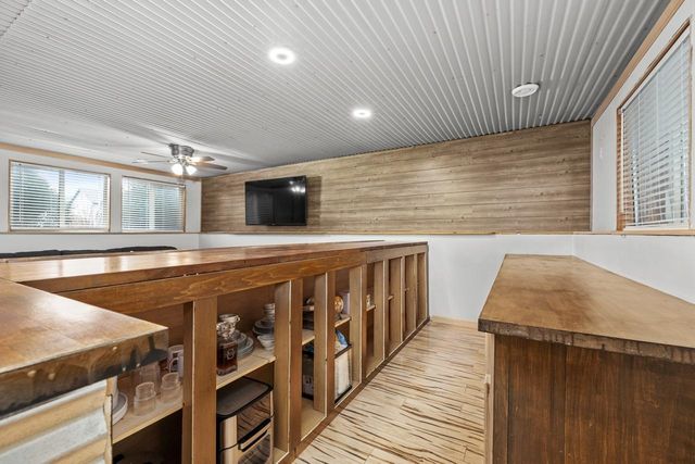 2704 Heritage Dr, Minot, ND 58703