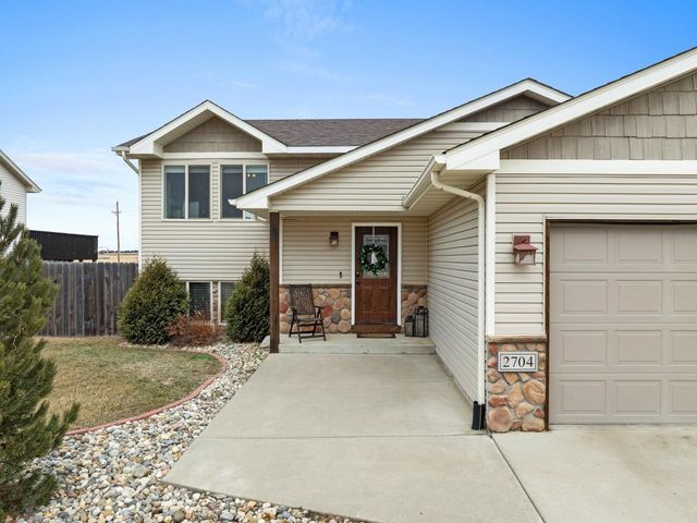 2704 Heritage Dr, Minot, ND 58703