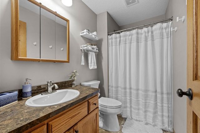 2704 Heritage Dr, Minot, ND 58703