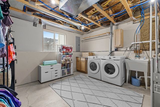 2704 Heritage Dr, Minot, ND 58703