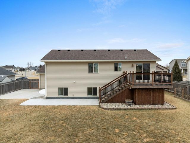 2704 Heritage Dr, Minot, ND 58703