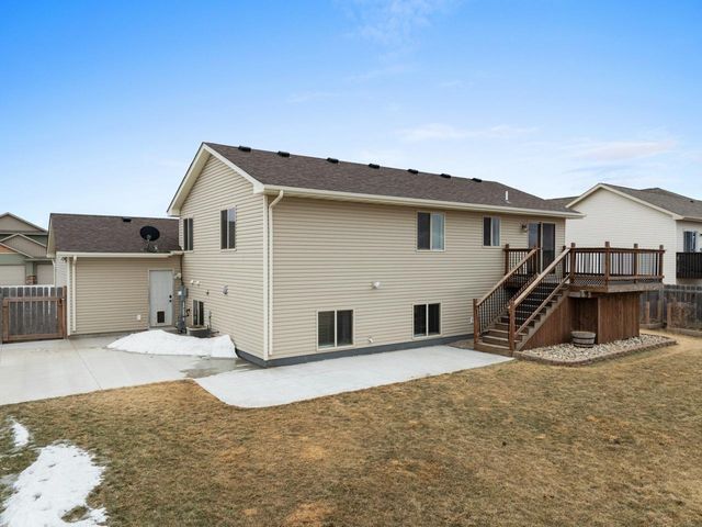 2704 Heritage Dr, Minot, ND 58703