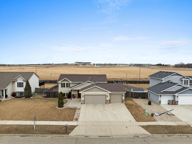 2704 Heritage Dr, Minot, ND 58703
