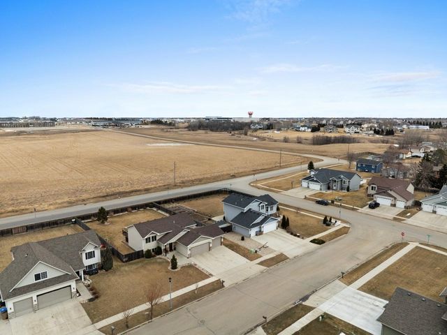 2704 Heritage Dr, Minot, ND 58703