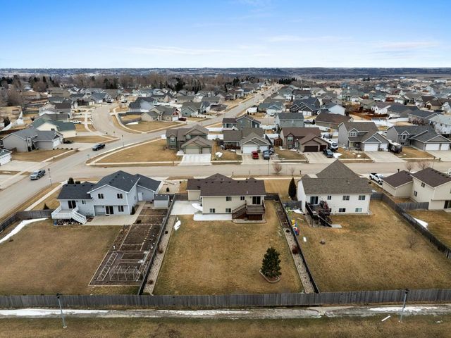2704 Heritage Dr, Minot, ND 58703