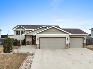 2704 Heritage Dr, Minot, ND 58703