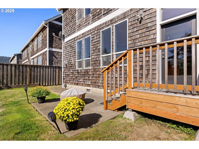 2361 S EDGEWOOD St, Seaside, OR 97138