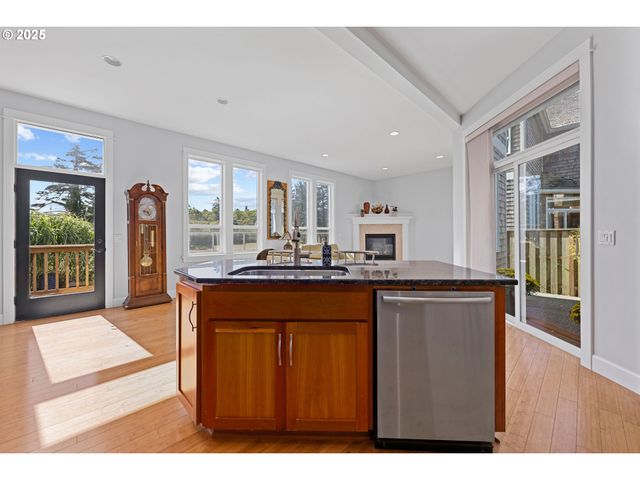 2361 S EDGEWOOD St, Seaside, OR 97138