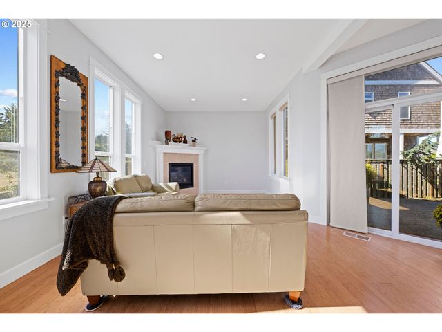 2361 S EDGEWOOD St, Seaside, OR 97138