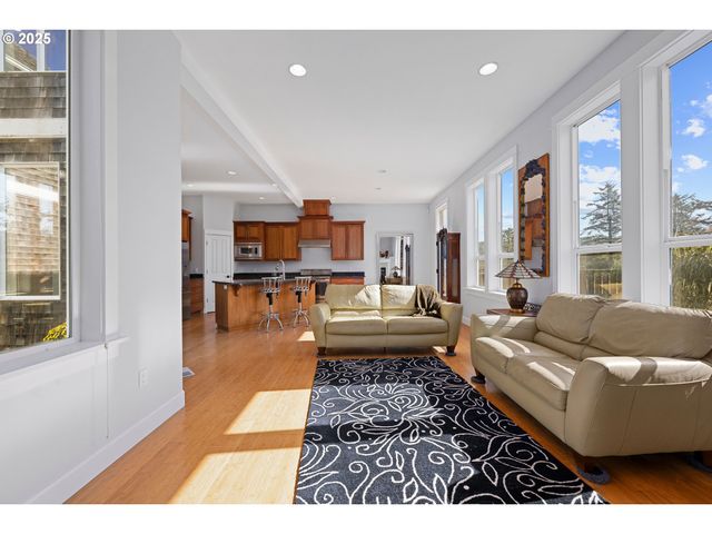 2361 S EDGEWOOD St, Seaside, OR 97138