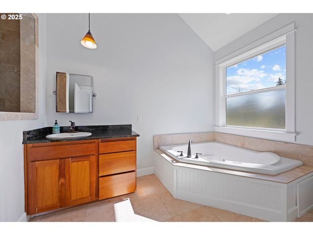 2361 S EDGEWOOD St, Seaside, OR 97138