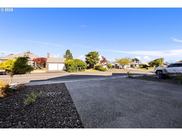 2361 S EDGEWOOD St, Seaside, OR 97138