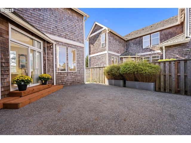 2361 S EDGEWOOD St, Seaside, OR 97138